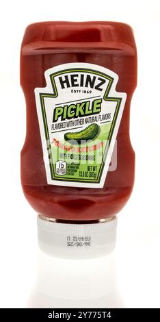 Winneconne, WI - 22. Juni 2024: Eine Flasche Heinz-Gurke-Tomatenketchup auf isoliertem Hintergrund. Stockfoto