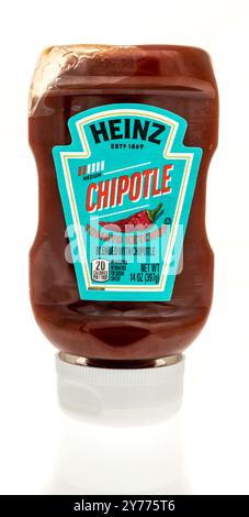 Winneconne, WI - 22. Juni 2024: Eine Flasche Heinz chipotle Tomatenketchup auf isoliertem Hintergrund. Stockfoto