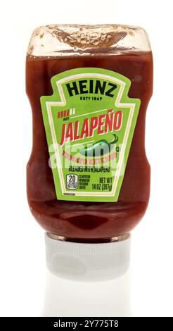 Winneconne, WI - 22. Juni 2024: Eine Flasche Heinz Jalapeno Tomatenketchup auf isoliertem Hintergrund. Stockfoto