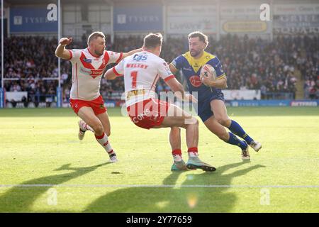 Warrington Wolves' Toby King (rechts) erzielt das Triple-Tor ihrer Mannschaft während der Betfred Super League, Play-off, Eliminator-Match im Halliwell Jones Stadium, Warrington. Bilddatum: Samstag, 28. September 2024. Stockfoto