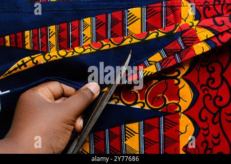 Ansicht von oben, ankara Stoff mit Schere zu schneiden, Flachbild von nigerianischem Wachstuch Stockfoto