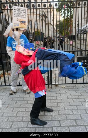 London, UK, 28. September 2024. Eine Performerin, die als Premierminister Keir Starmer und EU-Kommissionspräsidentin Ursula von der Layen verkleidet ist, macht eine Comic-Routine. Tänzer und Musiker hielten heute eine kreative Demonstration vor den Toren der Downing Street während des National Rejoin March in Central London ab. Sie heben die Schwierigkeiten hervor, die die Kreativwirtschaft nach dem Brexit für die Beschäftigten in der Kreativwirtschaft mit dem Verlust der Freizügigkeit und den zusätzlichen Kosten für Touren durch Europa nach sich ziehen muss. Quelle: Eleventh Photography/Alamy Live News Stockfoto