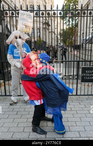 London, UK, 28. September 2024. Eine Performerin, die als Premierminister Keir Starmer und EU-Kommissionspräsidentin Ursula von der Layen verkleidet ist, macht eine Comic-Routine. Tänzer und Musiker hielten heute eine kreative Demonstration vor den Toren der Downing Street während des National Rejoin March in Central London ab. Sie heben die Schwierigkeiten hervor, die die Kreativwirtschaft nach dem Brexit für die Beschäftigten in der Kreativwirtschaft mit dem Verlust der Freizügigkeit und den zusätzlichen Kosten für Touren durch Europa nach sich ziehen muss. Quelle: Eleventh Photography/Alamy Live News Stockfoto