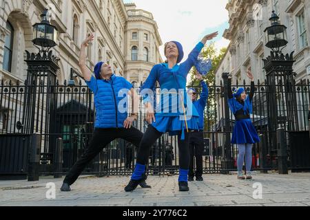 London, UK, 28. September 2024. Tänzer und Musiker hielten heute eine kreative Demonstration vor den Toren der Downing Street während des National Rejoin March in Central London ab. Sie heben die Schwierigkeiten hervor, die die Kreativwirtschaft nach dem Brexit für die Beschäftigten in der Kreativwirtschaft mit dem Verlust der Freizügigkeit und den zusätzlichen Kosten für Touren durch Europa nach sich ziehen muss. Quelle: Eleventh Photography/Alamy Live News Stockfoto