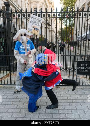 London, UK, 28. September 2024. Eine Performerin, die als Premierminister Keir Starmer und EU-Kommissionspräsidentin Ursula von der Layen verkleidet ist, macht eine Comic-Routine. Tänzer und Musiker hielten heute eine kreative Demonstration vor den Toren der Downing Street während des National Rejoin March in Central London ab. Sie heben die Schwierigkeiten hervor, die die Kreativwirtschaft nach dem Brexit für die Beschäftigten in der Kreativwirtschaft mit dem Verlust der Freizügigkeit und den zusätzlichen Kosten für Touren durch Europa nach sich ziehen muss. Quelle: Eleventh Photography/Alamy Live News Stockfoto