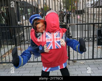 London, UK, 28. September 2024. Eine Performerin, die als Premierminister Keir Starmer und EU-Kommissionspräsidentin Ursula von der Layen verkleidet ist, macht eine Comic-Routine. Tänzer und Musiker hielten heute eine kreative Demonstration vor den Toren der Downing Street während des National Rejoin March in Central London ab. Sie heben die Schwierigkeiten hervor, die die Kreativwirtschaft nach dem Brexit für die Beschäftigten in der Kreativwirtschaft mit dem Verlust der Freizügigkeit und den zusätzlichen Kosten für Touren durch Europa nach sich ziehen muss. Quelle: Eleventh Photography/Alamy Live News Stockfoto