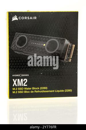Winneconne, WI - 22. Juni 2024: Ein Paket von Corsair nvme ssd-Kühler der Hydro-Serie auf einem isolierten Hintergrund. Stockfoto