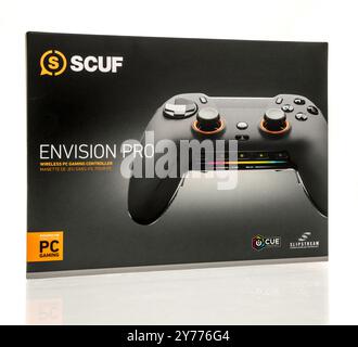 Winneconne, WI - 22. Juni 2024: Ein Paket von Scuf Envision Pro Gaming Controller auf einem isolierten Hintergrund. Stockfoto