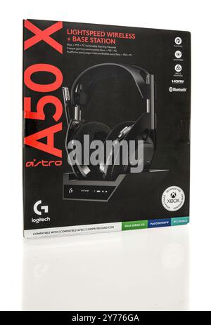 Winneconne, WI – 22. Juni 2024: Ein Paket mit Logitech Astro A50 X Gaming-Headset auf isoliertem Hintergrund. Stockfoto