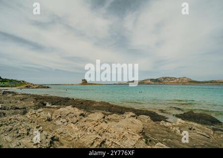 Blick auf den berühmten Strand La Pelosa am sonnigen Sommertag. Stintino, Insel Sardinien, Italien. . Hochwertige Fotos Stockfoto