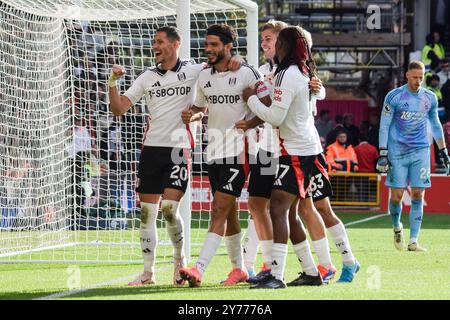 Nottingham, Großbritannien. September 2024. Fulham-Mittelfeldspieler Sasa Lukic (20) feiert mit Fulham-Mittelfeldspieler Emile Smith Rowe (32), Fulham-Mittelfeldspieler Alex Iwobi (17) und Torschütze Fulham-Stürmer Raul Jimenez (7), der das erste Tor des Spiels erzielte, nachdem er es 1-0 aus dem Elfmeterschießen während des Spiels Nottingham Forest FC gegen Fulham FC English Premier League im City Ground Nottingham FC, Nottingham, Nottingham, Nottingham, Nottingham Live News, England, 2024, United Kingdom, erzielte Stockfoto