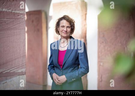 Die Synodalen waehlten Christiane Tietz am Samstag 28.09.2024 in Frankfurt am Main mit grosser Mehrheit zur neuen Kirchenpraesidentin der Evangelischen Kirche in Hessen und Nassau EKHN. Sie werden die Nachfolgerin von Kirchenpraesident Volker Jung. Ihre Amtszeit beginnt am 1. Januar und dauert acht Jahre. Die Theologin Tietz hat ihre Wurzeln in Frankfurt am Main und in der EKHN, ist aber weit herumgekommen. Aktuell ist sie Professorin für systematische Theologie an der Universitaet Zuerich und seit Maerz dieses Jahr Pfarrerin im Ehrenamt in der Dreikoenigsgemeinde in Frankfurt. Siehe ep Stockfoto