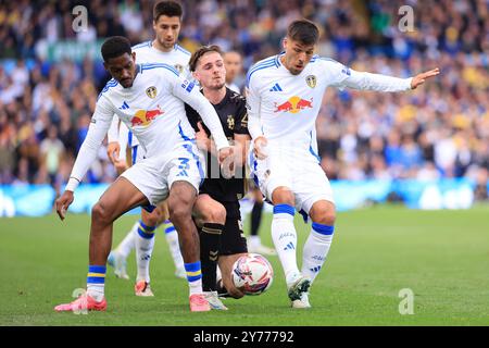 Elland Road, Leeds am Samstag, 28. September 2024. Junior Firpo (Leeds United) friert Jack Rudoni (Coventry City) mit Joel Piroe (Leeds United) während des Sky Bet Championship Matches zwischen Leeds United und Coventry City am Samstag, den 28. September 2024 in der Elland Road in Leeds ein. (Foto: Pat Scaasi | MI News) Credit: MI News & Sport /Alamy Live News Stockfoto