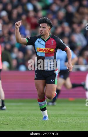 Twickenham, Großbritannien. September 2024. Marcus Smith von Harlequins im Gallagher Premiership Rugby Spiel zwischen Harlequins und Newcastle Falcons Rugby im Twickenham Stoop, England am 28. September 2024. Foto von Ken Sparks. Nur redaktionelle Verwendung, Lizenz für kommerzielle Nutzung erforderlich. Keine Verwendung bei Wetten, Spielen oder Publikationen eines einzelnen Clubs/einer Liga/eines Spielers. Quelle: UK Sports Pics Ltd/Alamy Live News Stockfoto