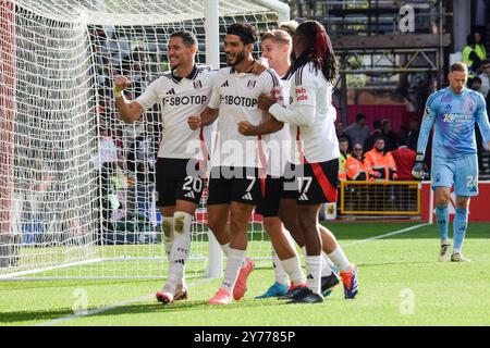 Nottingham, Großbritannien. September 2024. Fulham Stürmer Raul Jimenez (7) feiert sein erstes Tor des Spiels, nachdem er vom Elfmeterschießen aus 1-0 erzielt hat, mit seinen Teamkollegen Fulham Mittelfeldspieler Sasa Lukic (20), Fulham Mittelfeldspieler Emile Smith Rowe (32) und Fulham Mittelfeldspieler Alex Iwobi (17) während des Spiels Nottingham Forest FC English Premier League am 28. September 2024 im City Ground Nottingham, Nottingham, England, Großbritannien Stockfoto