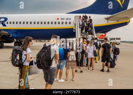 Leute, die am Flughafen Bologna Guglielmo Marconi in ein Flugzeug steigen. Bologna City, Emilia-Romagna, Italien Stockfoto