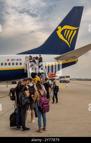 Leute, die am Flughafen Bologna Guglielmo Marconi in ein Flugzeug steigen. Bologna City, Emilia-Romagna, Italien Stockfoto