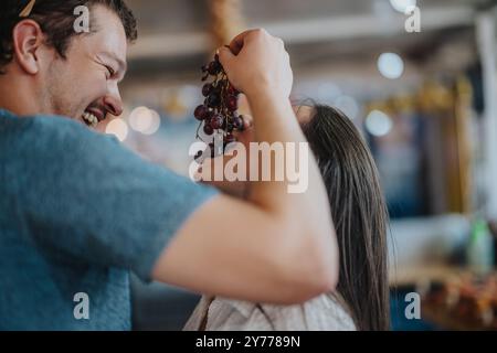 Fröhliche Freunde genießen frische Trauben auf dem lokalen Bauernmarkt Stockfoto