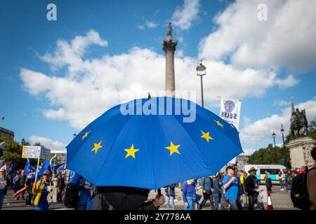 London, Großbritannien. September 2024. März III. Tausende marschieren von der Park Lane zu einer Kundgebung auf dem Parliament Square im dritten National Rejoin March, in dem das Vereinigte Königreich aufgefordert wird, der Europäischen Union beizutreten. Das Vereinigte Königreich verließ die EU offiziell im Januar 2020 nach einem Referendum im Jahr 2016, bei dem 51,89% für den Austritt stimmten. Quelle: Velar Grant/Alamy Live News Stockfoto