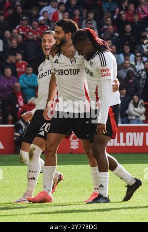 Nottingham, Großbritannien. September 2024. Fulham-Mittelfeldspieler Sasa Lukic (20) und Fulham-Mittelfeldspieler Alex Iwobi (17) feiern mit Fulham-Stürmer Raul Jimenez (7), der sein Team am 28. September 2024 das erste Tor des Spiels vom Elfmeterschießen erzielte und es 1-0 beim Spiel Nottingham Forest FC gegen Fulham FC English Premier League im City Ground, Nottingham, England, Vereinigtes Königreich erzielte Credit: Every Second Media/Alamy Live News Stockfoto