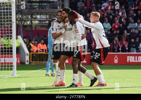 Nottingham, Großbritannien. September 2024. Fulham-Mittelfeldspieler Sasa Lukic (20), Fulham-Mittelfeldspieler Alex Iwobi (17) und Fulham-Mittelfeldspieler Emile Smith Rowe (32) feiern mit Torschütze Fulham-Stürmer Raul Jimenez (7), der am 28. September 2024 das erste Tor des Spiels erzielte und es 1-0 beim Spiel Nottingham Forest FC gegen Fulham FC English Premier League im City Ground Nottingham, England erreichte Stockfoto