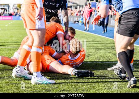 LONDON, VEREINIGTES KÖNIGREICH. 28. September 24. Elliot Daly of Saracens (Mitte) hat am Samstag, den 28. September 2024, im StoneX Stadium einen Versuch bei Saracens vs Sale Sharks - Gallagher Premiership Rugby Round 2 erzielt. LONDON ENGLAND. Quelle: Taka G Wu/Alamy Live News Stockfoto