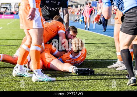 LONDON, VEREINIGTES KÖNIGREICH. 28. September 24. Elliot Daly of Saracens (Mitte) hat am Samstag, den 28. September 2024, im StoneX Stadium einen Versuch bei Saracens vs Sale Sharks - Gallagher Premiership Rugby Round 2 erzielt. LONDON ENGLAND. Quelle: Taka G Wu/Alamy Live News Stockfoto
