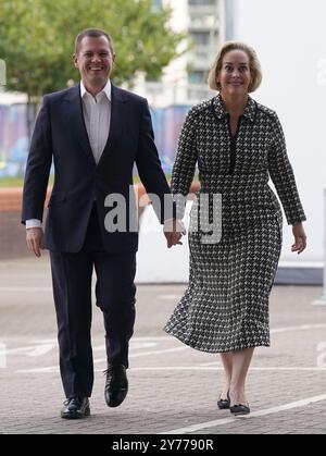 Robert Jenrick und seine Frau Michal Berkner kamen am Vorabend der Jahreskonferenz der Konservativen Partei in Birmingham an. Bilddatum: Samstag, 28. September 2024. Stockfoto