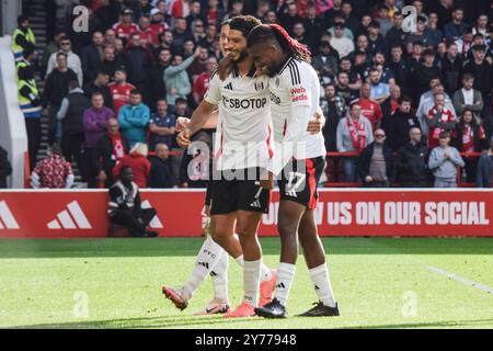 Nottingham, Großbritannien. September 2024. Fulham Stürmer Raul Jimenez (7) feiert mit seinen Teamkollegen Fulham Mittelfeldspieler Sasa Lukic (20) und Fulham Mittelfeldspieler Alex Iwobi (17), nachdem er am 28. September 2024 das erste Tor seiner Mannschaft mit einem Elfmeter erzielt hatte, um es 1-0 zu erreichen Stockfoto
