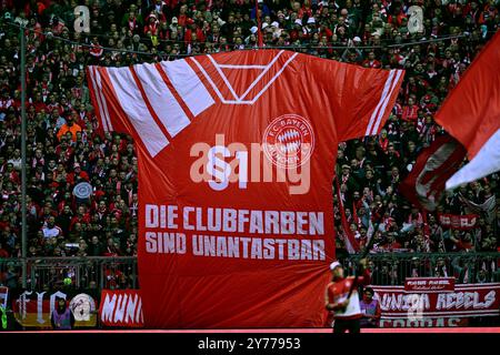 München, Deutschland. September 2024. Choreo, Choreographie, Fanaktion Trikot DIE CLUBFARBEN SIND UNANTASTBAR FC Bayern München FCB vs Bayer 04 Leverkusen B04 28.09.2024 DFL-VORSCHRIFTEN VERBIETEN JEDE VERWENDUNG VON FOTOGRAFIEN ALS BILDSEQUENZEN UND/ODER QUASI-VIDEO/dpa/Alamy Live News Stockfoto