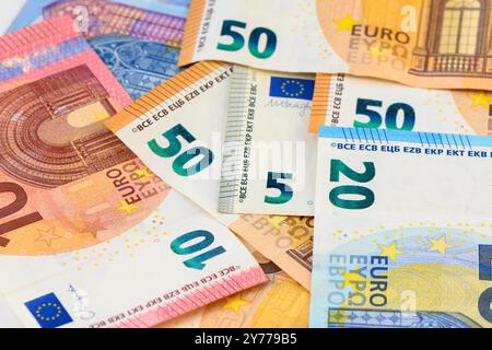 Euro-Wechsel in Nahaufnahme . Gehälter und Verdienste in Europa. Geldscheine und -Symbole. Stockfoto