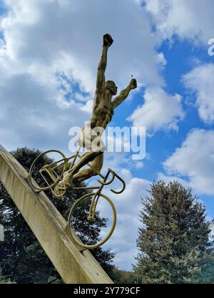 Die Tour de France in den Pyrenäen in zwölf Schritten. Monumentale Skulptur von Jean-Bernard Metais. Autobahngebiet ist A 64 bis Ger (zwischen Tarbes und Pau). Pyrenees-Atlantiques, Frankreich Stockfoto