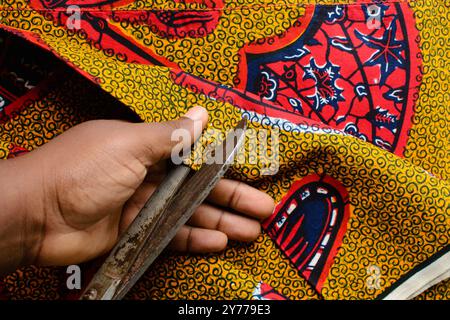 Ansicht von oben, ankara Stoff mit Schere zu schneiden, Flachbild von nigerianischem Wachstuch Stockfoto