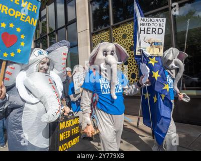 London, Großbritannien. September 2024. Musiker marschieren als Elefanten gekleidet. Mehrere Tausend kamen für den dritten Volksmarsch zur Wiedereingliederung nach Park Lane, um Europa wieder auf die politische Agenda zu setzen und dort zu halten, bis wir wieder in Europa sind. Die marschierten hinter einem Banner „WIR WOLLEN UNSEREN STERN ZURÜCK“ von dort zu einer Kundgebung auf dem Parliament Square. Peter Marshall/Alamy Live News Stockfoto