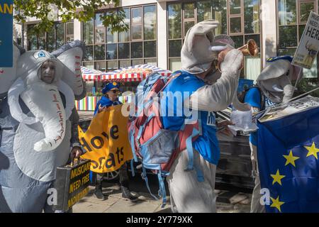 London, Großbritannien. September 2024. Musiker marschieren als Elefanten gekleidet. Mehrere Tausend kamen für den dritten Volksmarsch zur Wiedereingliederung nach Park Lane, um Europa wieder auf die politische Agenda zu setzen und dort zu halten, bis wir wieder in Europa sind. Die marschierten hinter einem Banner „WIR WOLLEN UNSEREN STERN ZURÜCK“ von dort zu einer Kundgebung auf dem Parliament Square. Peter Marshall/Alamy Live News Stockfoto