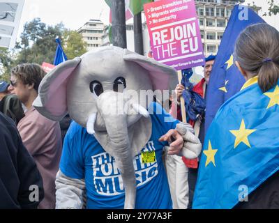 London, Großbritannien. September 2024. Musiker marschieren als Elefanten gekleidet. Mehrere Tausend kamen für den dritten Volksmarsch zur Wiedereingliederung nach Park Lane, um Europa wieder auf die politische Agenda zu setzen und dort zu halten, bis wir wieder in Europa sind. Die marschierten hinter einem Banner „WIR WOLLEN UNSEREN STERN ZURÜCK“ von dort zu einer Kundgebung auf dem Parliament Square. Peter Marshall/Alamy Live News Stockfoto