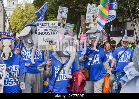 London, Großbritannien. September 2024. Demonstranten, die Elefantenkostüme tragen, fordern die sofortige Wiedereinsetzung der Musiker, da die britische Musikindustrie weiterhin vom Brexit betroffen ist. Tausende von Anti-Brexit-Demonstranten nahmen an dem jährlichen National Rejoin March Teil und forderten die britische Regierung auf, wieder der Europäischen Union beizutreten. Quelle: Vuk Valcic/Alamy Live News Stockfoto