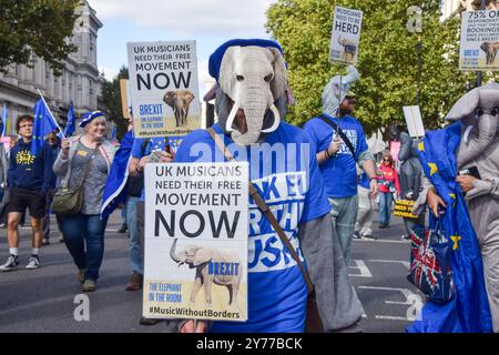 London, Großbritannien. September 2024. Demonstranten, die Elefantenkostüme tragen, fordern die sofortige Wiedereinsetzung der Musiker, da die britische Musikindustrie weiterhin vom Brexit betroffen ist. Tausende von Anti-Brexit-Demonstranten nahmen an dem jährlichen National Rejoin March Teil und forderten die britische Regierung auf, wieder der Europäischen Union beizutreten. Quelle: Vuk Valcic/Alamy Live News Stockfoto