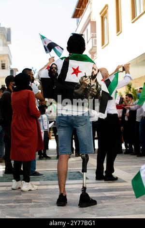 Gaziantep, Türkei. 26. Mai 2021. Dutzende Anhänger der syrischen Opposition organisieren einen Protest gegen die aktuellen Präsidentschaftswahlen in Syrien. Während der Veranstaltung standen Kinder der Teilnehmer in einer Schlange, um ihre Stimme für die Ablehnung in einem Karton mit Karikaturen des syrischen Präsidenten abzugeben. 12.000 Wahllokale wurden in ganz Syrien für die Präsidentschaftswahl eingerichtet, die zweite seit Beginn des Konflikts im Jahr 2011. Präsident Al-Assad tritt gegen Abdullah Salloum Abdullah, den ehemaligen Staatsminister für parlamentarische Angelegenheiten, und Mahmoud Ahmad Marei, den Chef der Nationalen Demokratischen Front, an Stockfoto