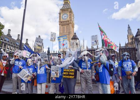 London, Großbritannien. September 2024. Demonstranten, die Elefantenkostüme tragen, fordern die sofortige Wiedereinsetzung der Musiker, da die britische Musikindustrie weiterhin vom Brexit betroffen ist. Tausende von Anti-Brexit-Demonstranten nahmen an dem jährlichen National Rejoin March Teil und forderten die britische Regierung auf, wieder der Europäischen Union beizutreten. Quelle: Vuk Valcic/Alamy Live News Stockfoto