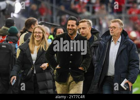 München, Deutschland. September 2024. Claudio Pizarro, FC Bayern München gegen Bayer 04 Leverkusen, Fussball, Bundesliga, 5. Spieltag, Saison 24/25, 28.09.2024, DFL-VORSCHRIFTEN VERBIETEN DIE VERWENDUNG VON FOTOS ALS BILDSEQUENZEN, Foto: Eibner-Pressefoto/Jenni Maul Credit: dpa/Alamy Live News Stockfoto