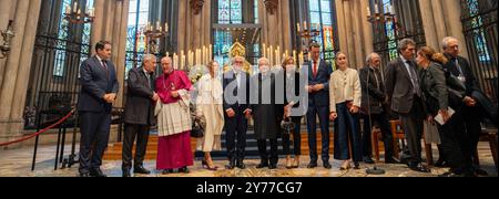 Bundespräsident Frank-Walter Steinmeier mit Ehefrau Elke Büdenbender und Italienischer Präsident Sergio Mattarella mit dessen Tochter Laura Mattarella im Kölner Dom Il presidente federale Frank-Walter Steinmeier con la moglie Elke Büdenbender e il presidente della Repubblica Sergio Mattarella con la figlia Laura Mattarella Stockfoto