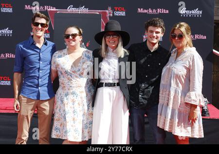 Jordan White, Dexter Keaton, Diane Keaton und Duke Keaton bei der Hand- und Fußabdruck-Zeremonie von Diane Keaton am 11. August 2022 im TCL Chinese Theatre in Hollywood, USA. Stockfoto