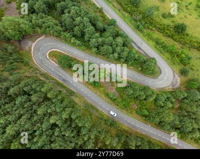 Luftaufnahme einer kurvigen Straße in Cerdanya zwischen das und Masella (Cerdanya, Girona, Katalonien, Spanien, Pyrenäen) Stockfoto