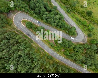 Luftaufnahme einer kurvigen Straße in Cerdanya zwischen das und Masella (Cerdanya, Girona, Katalonien, Spanien, Pyrenäen) Stockfoto