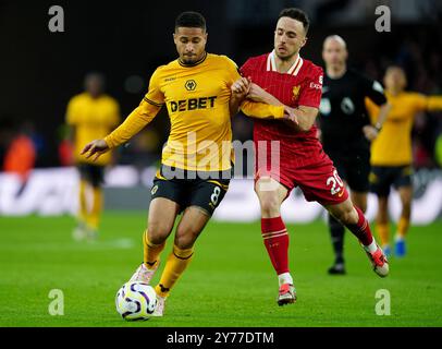 Wolverhampton Wanderers' Joao Gomes (links) wurde von Liverpool Diogo Jota (rechts) während des Premier League-Spiels im Molineux Stadium in Wolverhampton herausgefordert. Bilddatum: Samstag, 28. September 2024. Stockfoto