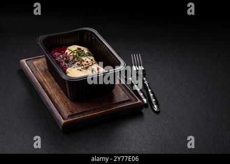 Köstliches süßes Brioche-Sandwich mit Himbeermarmelade und Ricotta-Creme auf dunklem Betonhintergrund Stockfoto