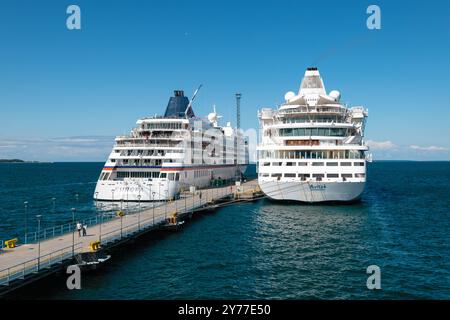 Tallinn, Estland - 24. Juli 2023: Kreuzfahrtschiffe Europa (Hapag-Lloyd Cruises) und Avitak (Aida Cruises) im Hafen von Tallinn, Estland. Stockfoto