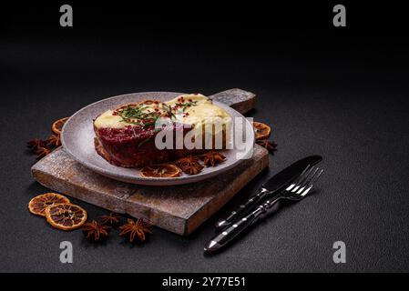 Köstliches süßes Brioche-Sandwich mit Himbeermarmelade und Ricotta-Creme auf dunklem Betonhintergrund Stockfoto