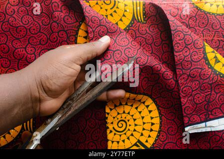 Ansicht von oben, ankara Stoff mit Schere zu schneiden, Flachbild von nigerianischem Wachstuch Stockfoto